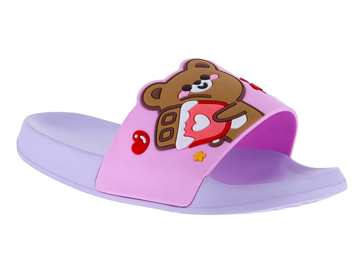 Sandalia lila de material EVA con un adorno en relieve de un oso marrón abrazando un corazón rojo sobre fondo rosa.