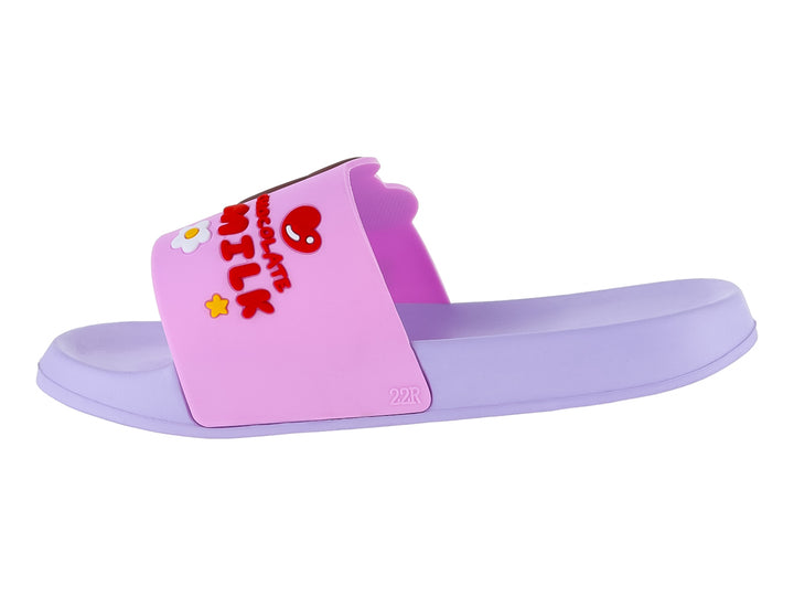 Sandalia lila de material EVA con un adorno en relieve de un oso marrón abrazando un corazón rojo sobre fondo rosa.