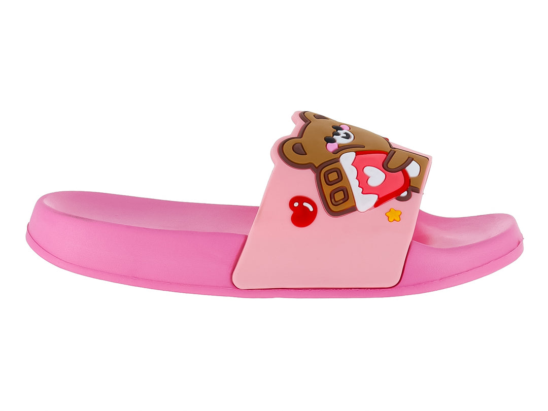 Sandalia rosa deslizable con decoración de oso café y detalles de corazones.