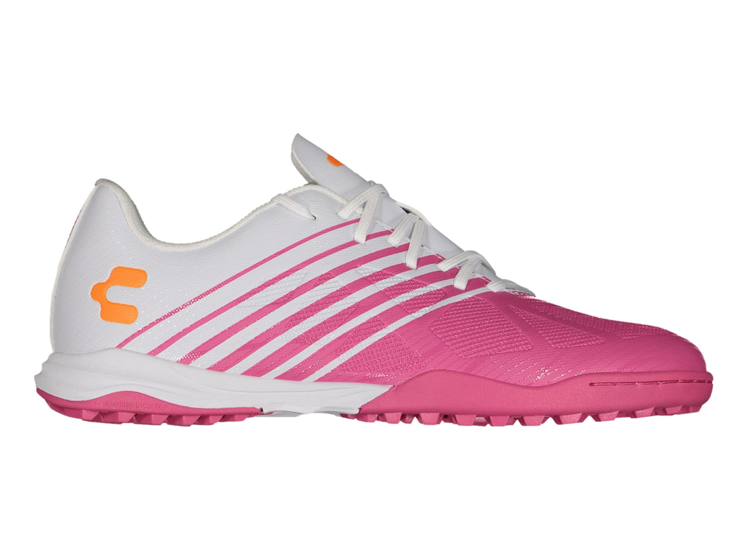 Calzado de fútbol Charly color blanco y rosa con detalles naranja y suela para pasto sintético.