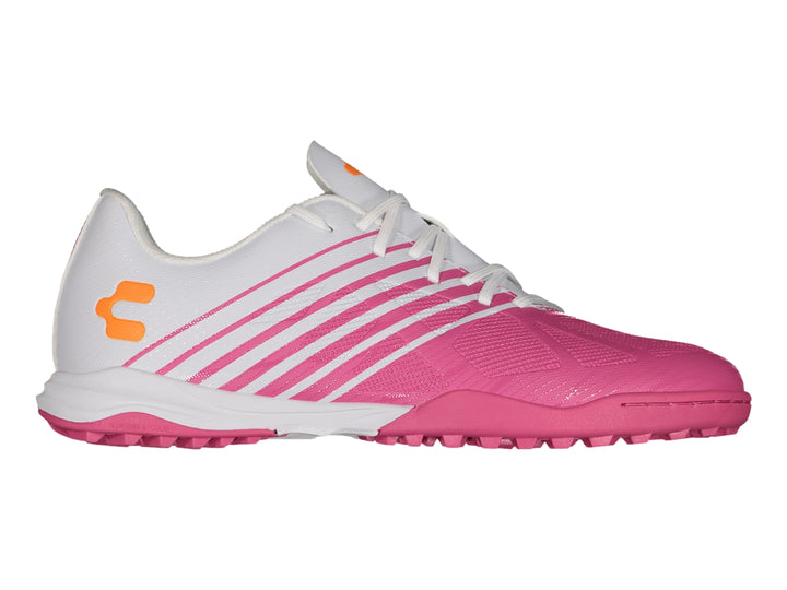 Calzado de fútbol Charly color blanco y rosa con detalles naranja y suela para pasto sintético.