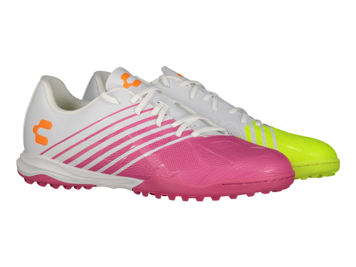 Calzado de fútbol Charly color blanco y rosa con detalles naranja y suela para pasto sintético.