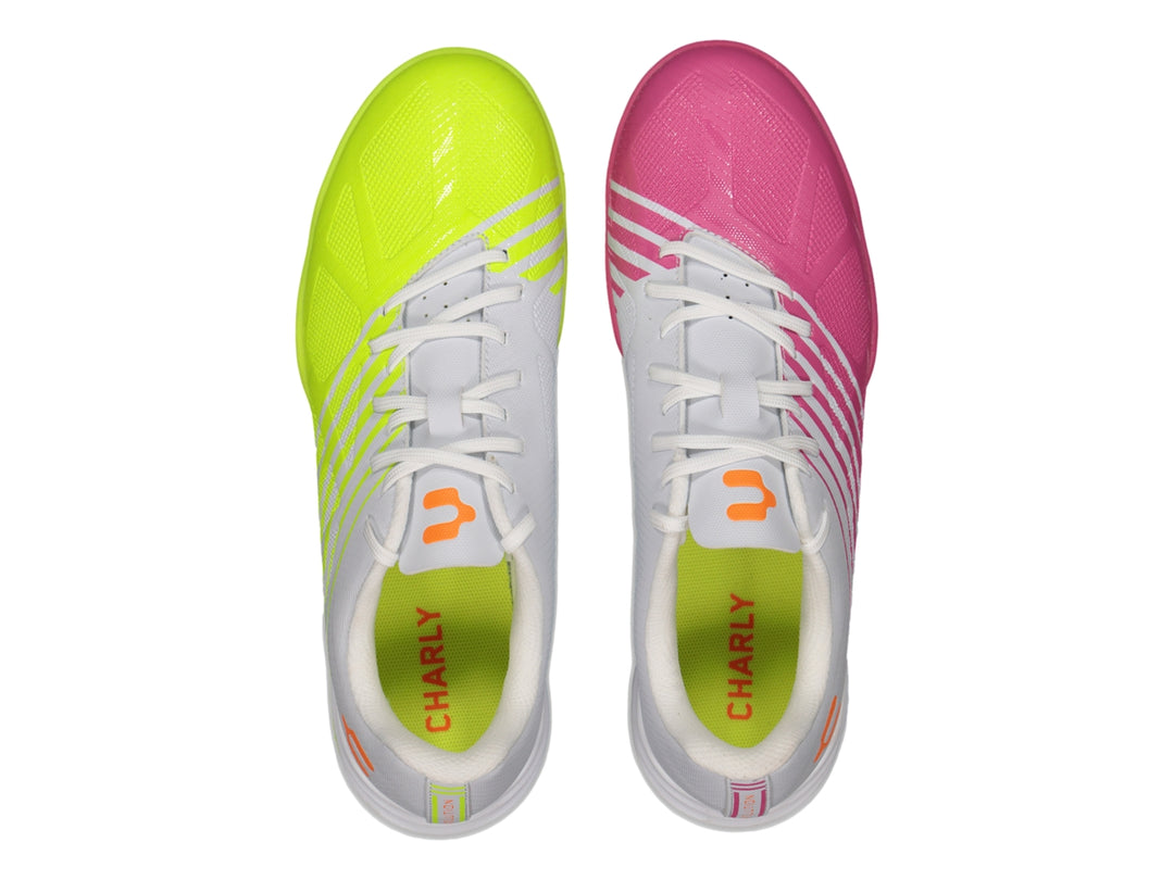 Calzado de fútbol Charly color blanco y rosa con detalles naranja y suela para pasto sintético.