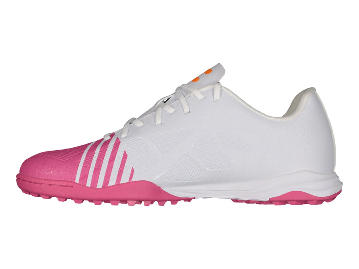 Calzado de fútbol Charly color blanco y rosa con detalles naranja y suela para pasto sintético.