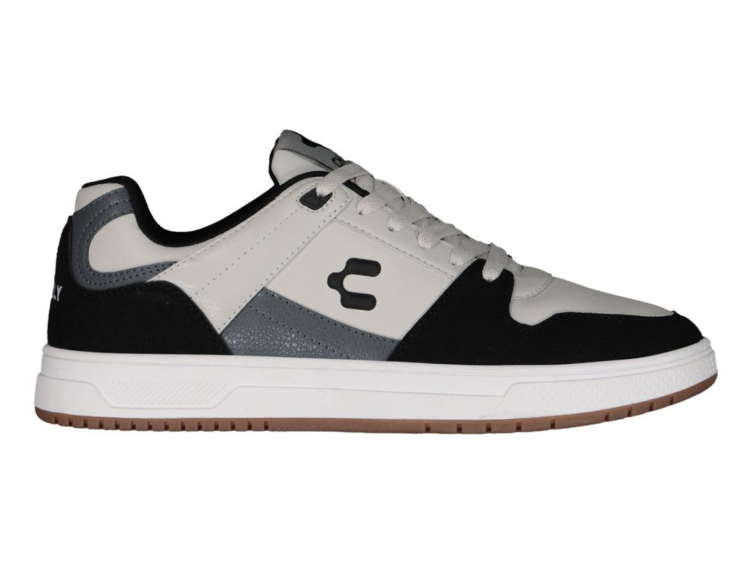 Tenis deportivos Charly en colores gris, negro y blanco con suela blanca y base café.