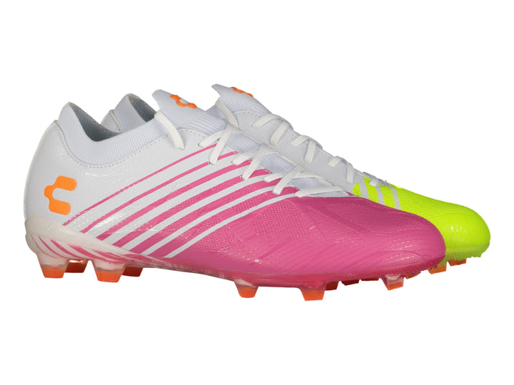 Calzado de fútbol Charly color blanco y rosa con tacos naranjas.