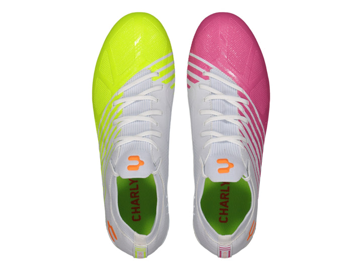 Calzado de fútbol Charly color blanco y rosa con tacos naranjas.