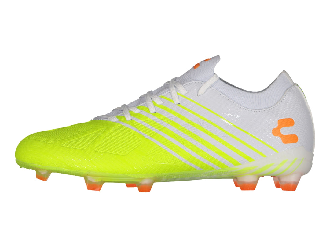 Calzado de fútbol Charly color blanco y rosa con tacos naranjas.
