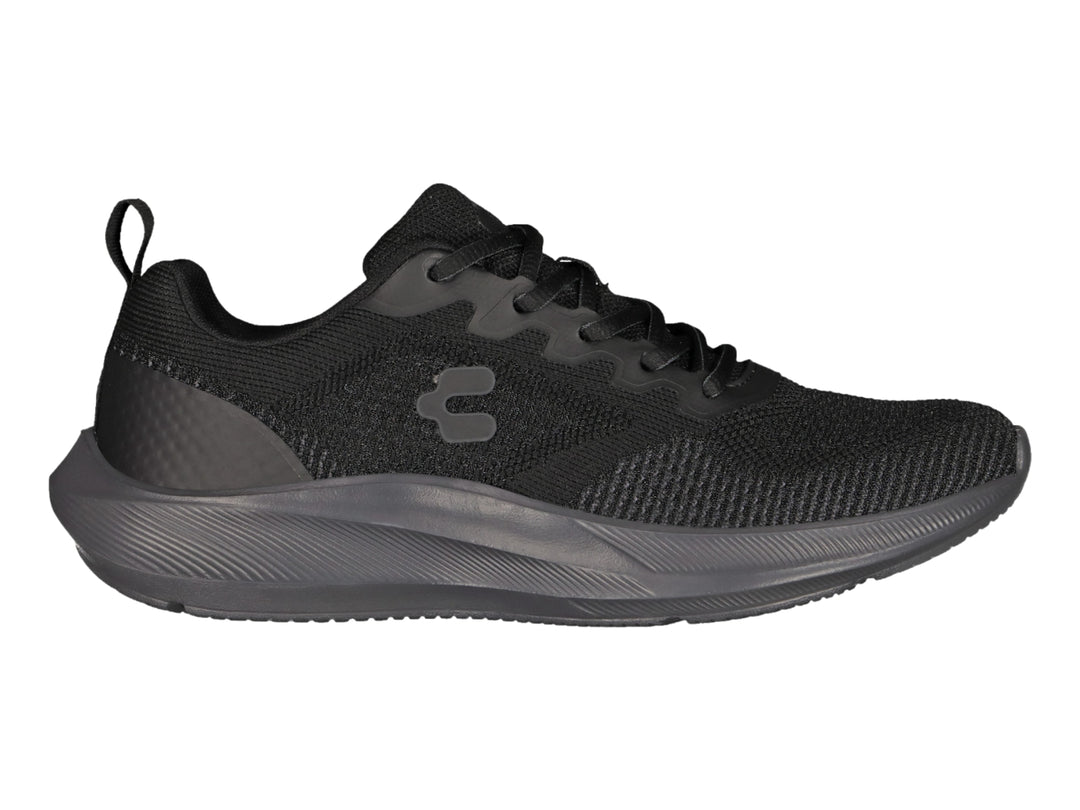 Tenis deportivos Charly color negro con suela gris oscuro y parte superior de tejido transpirable.