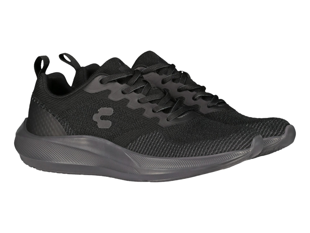 Tenis deportivos Charly color negro con suela gris oscuro y parte superior de tejido transpirable.