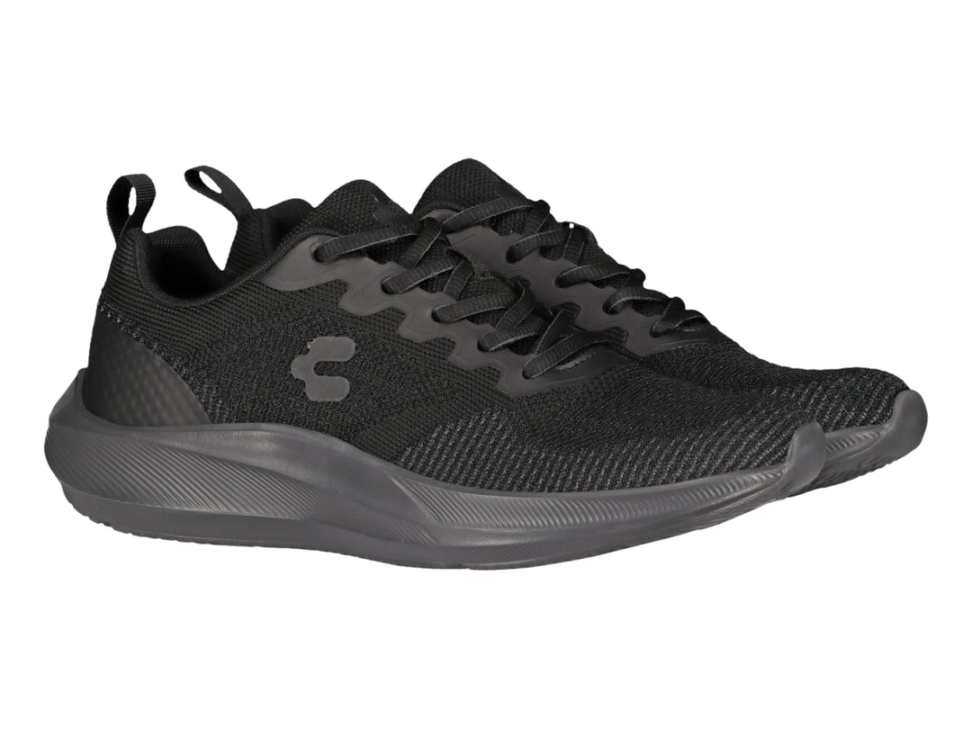 Tenis deportivos Charly color negro con suela gris oscuro y parte superior de tejido transpirable.