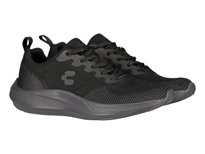 Tenis deportivos Charly color negro con suela gris oscuro y parte superior de tejido transpirable.