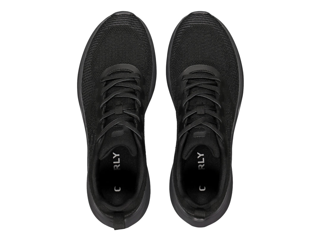 Tenis deportivos Charly color negro con suela gris oscuro y parte superior de tejido transpirable.