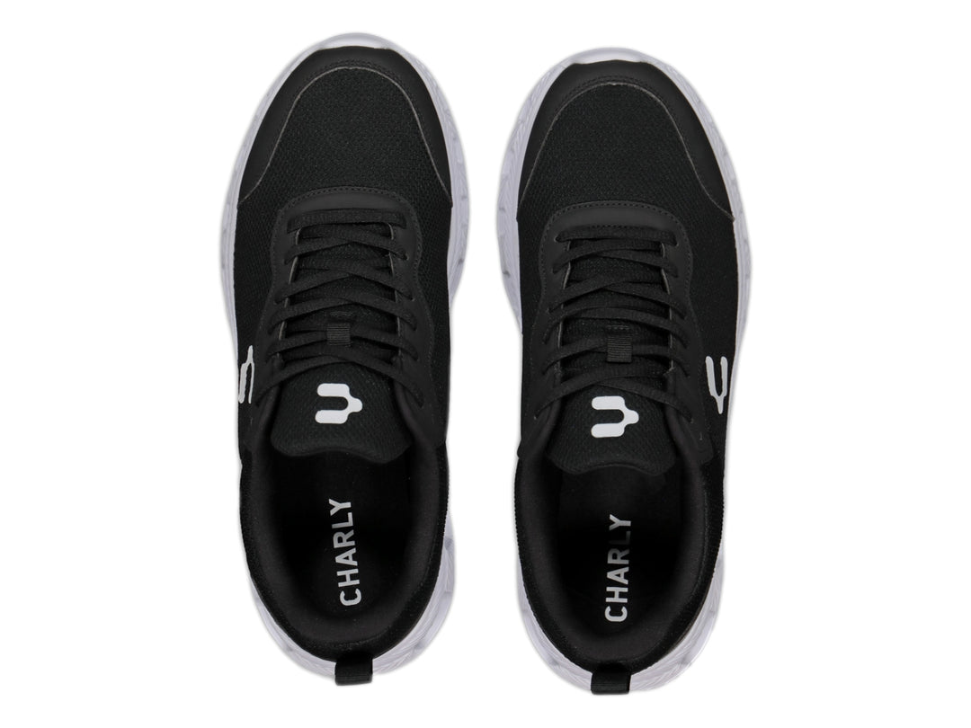 Tenis deportivos Charly color negro con suela blanca y logotipo blanco lateral.