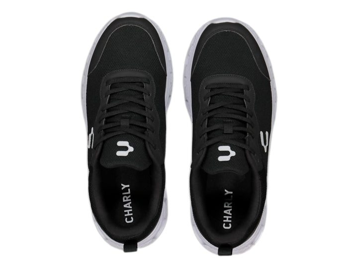 Tenis deportivos Charly color negro con suela blanca y logotipo blanco lateral.