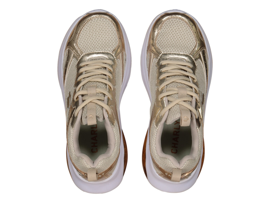 Tenis deportivos Charly color oro y beige con suela blanca y cámara de aire en el talón.