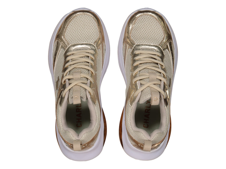 Tenis deportivos Charly color oro y beige con suela blanca y cámara de aire en el talón.