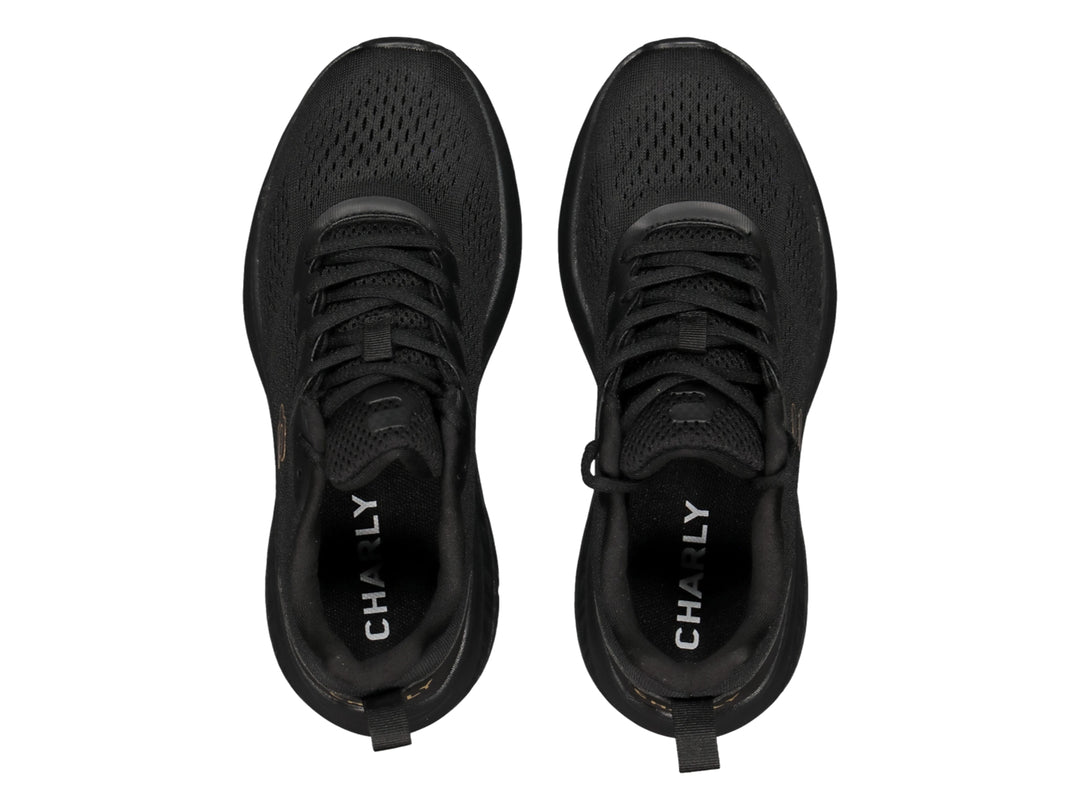 Tenis deportivos Charly de color negro con suela gruesa y tejido transpirable.