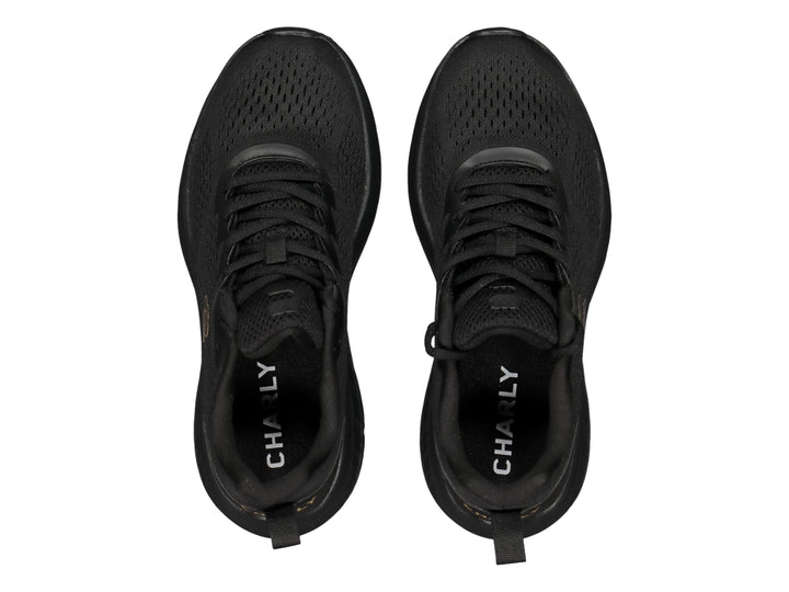 Tenis deportivos Charly de color negro con suela gruesa y tejido transpirable.