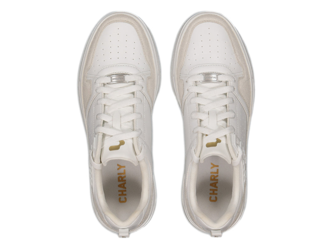 Tenis deportivos Charly color blanco con detalles en oro y suela blanca.