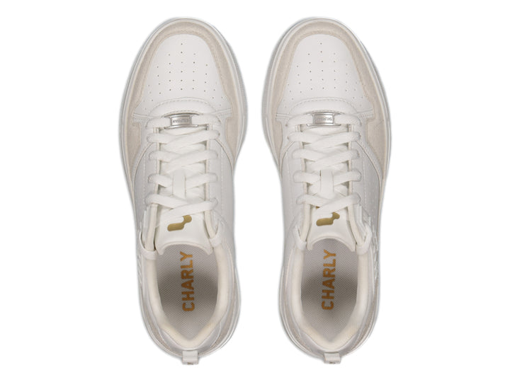 Tenis deportivos Charly color blanco con detalles en oro y suela blanca.