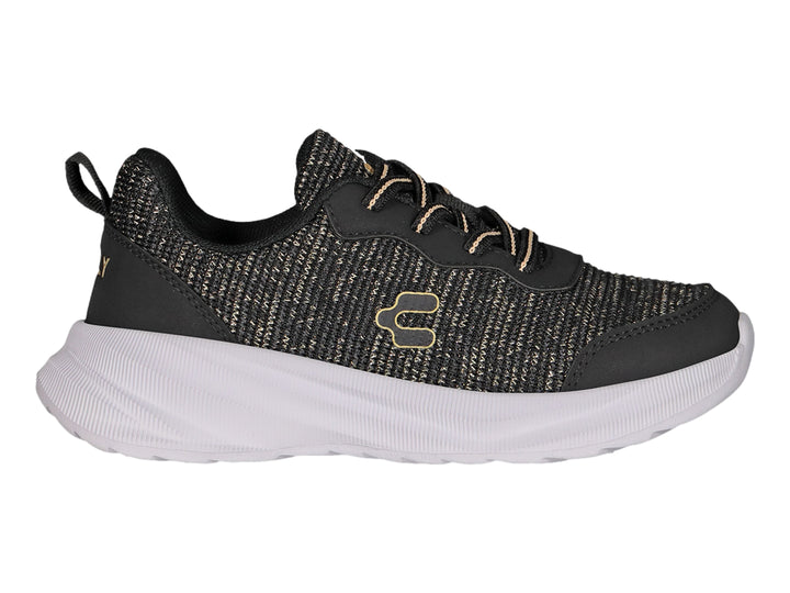 Tenis deportivos Charly en color negro con detalles dorados y suela blanca gruesa.