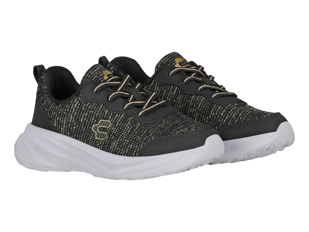 Tenis deportivos Charly en color negro con detalles dorados y suela blanca gruesa.