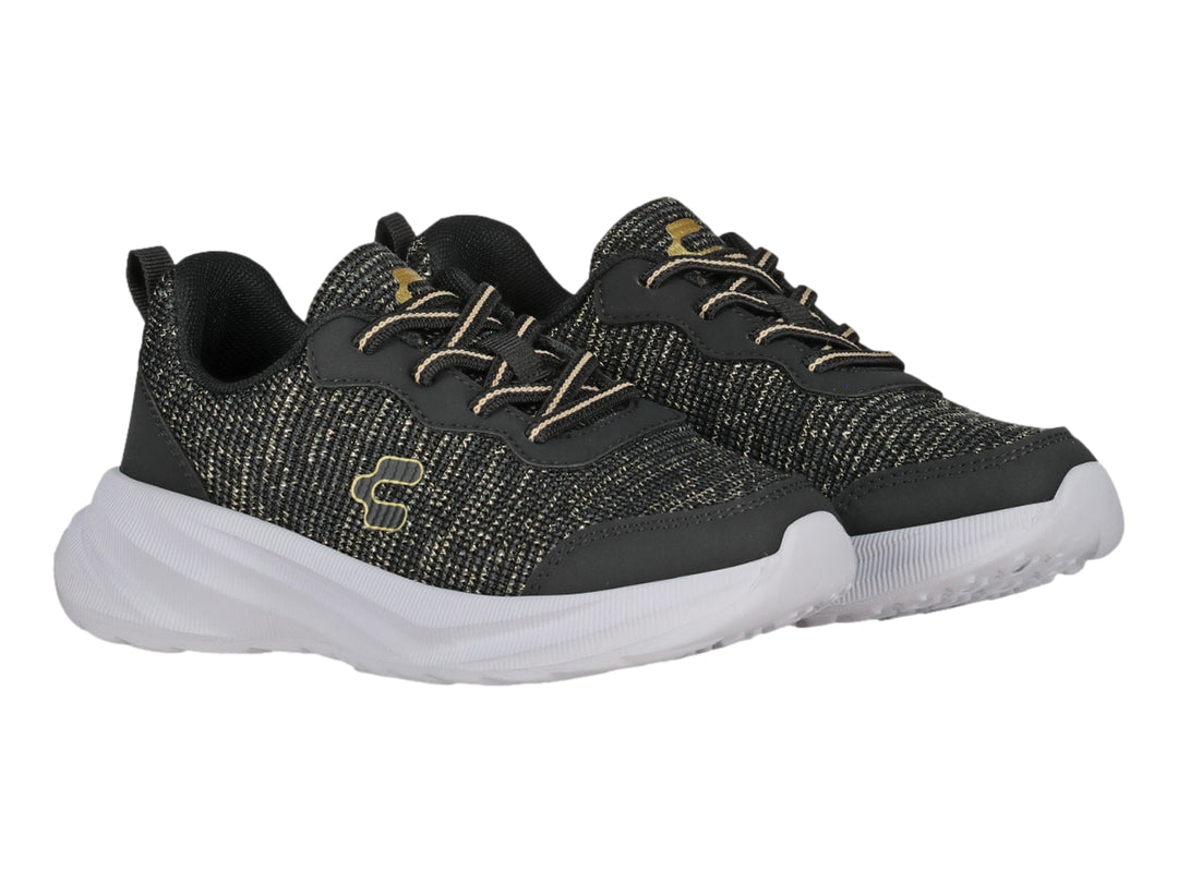 Tenis deportivos Charly en color negro con detalles dorados y suela blanca gruesa.