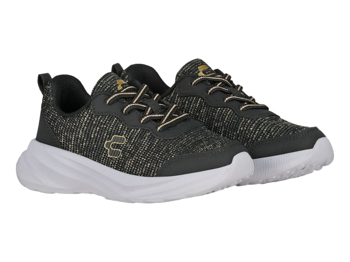 Tenis deportivos Charly en color negro con detalles dorados y suela blanca gruesa.