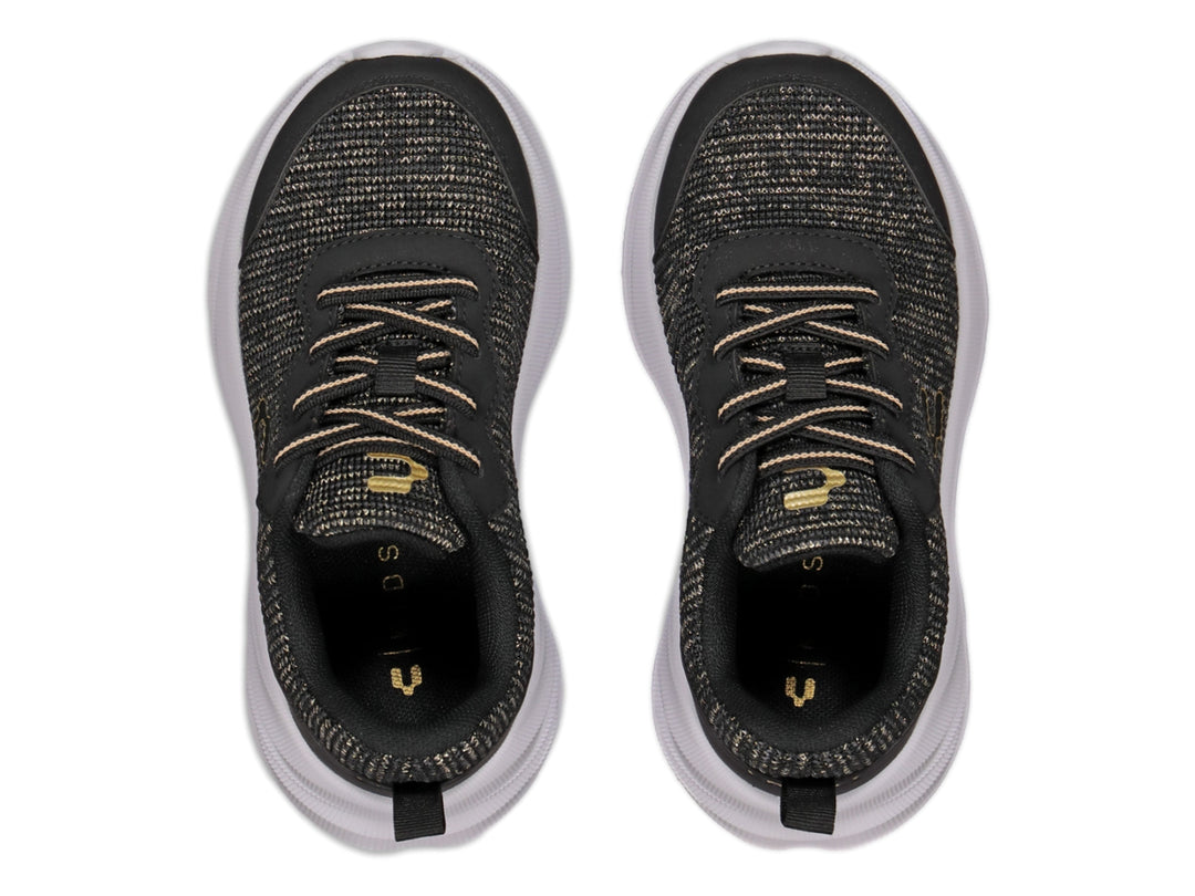 Tenis deportivos Charly en color negro con detalles dorados y suela blanca gruesa.