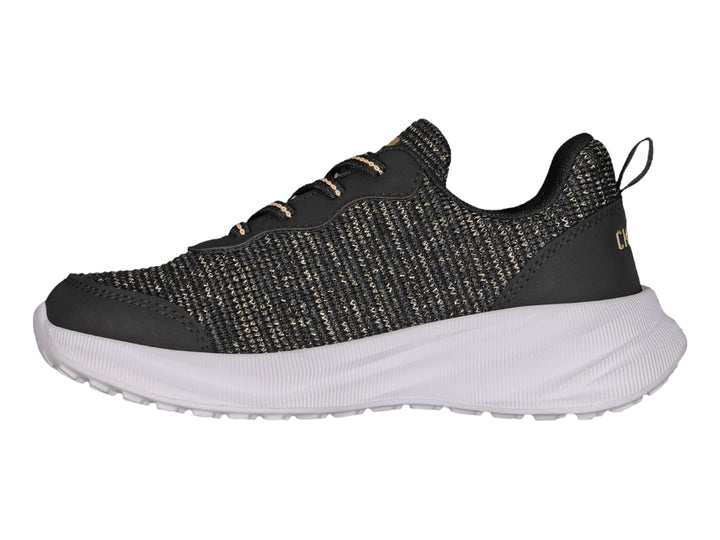 Tenis deportivos Charly en color negro con detalles dorados y suela blanca gruesa.