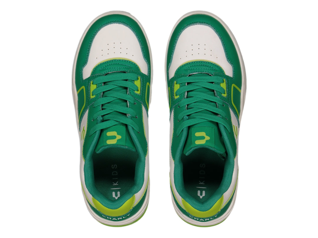 Tenis deportivos Charly en colores blanco, verde y lima con suela blanca.