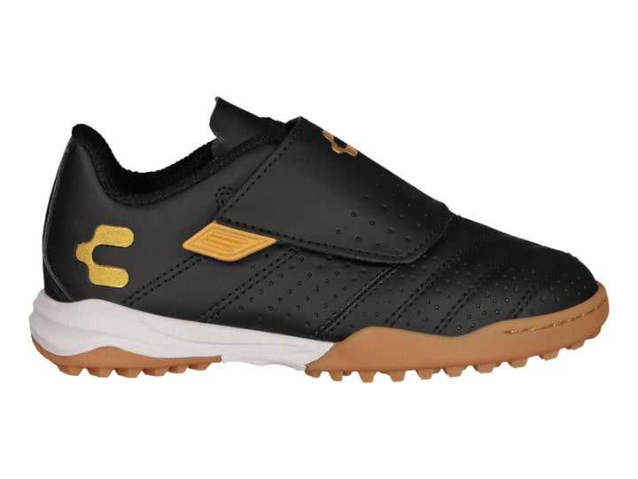 Zapato de fútbol Charly negro con detalles dorados y cierre de velcro.