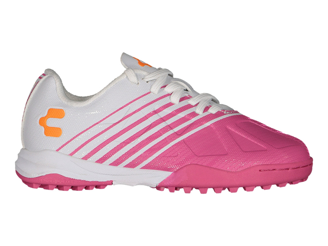 Zapato de fútbol Charly color blanco con rayas y punta en fucsia, ideal para pasto sintético.