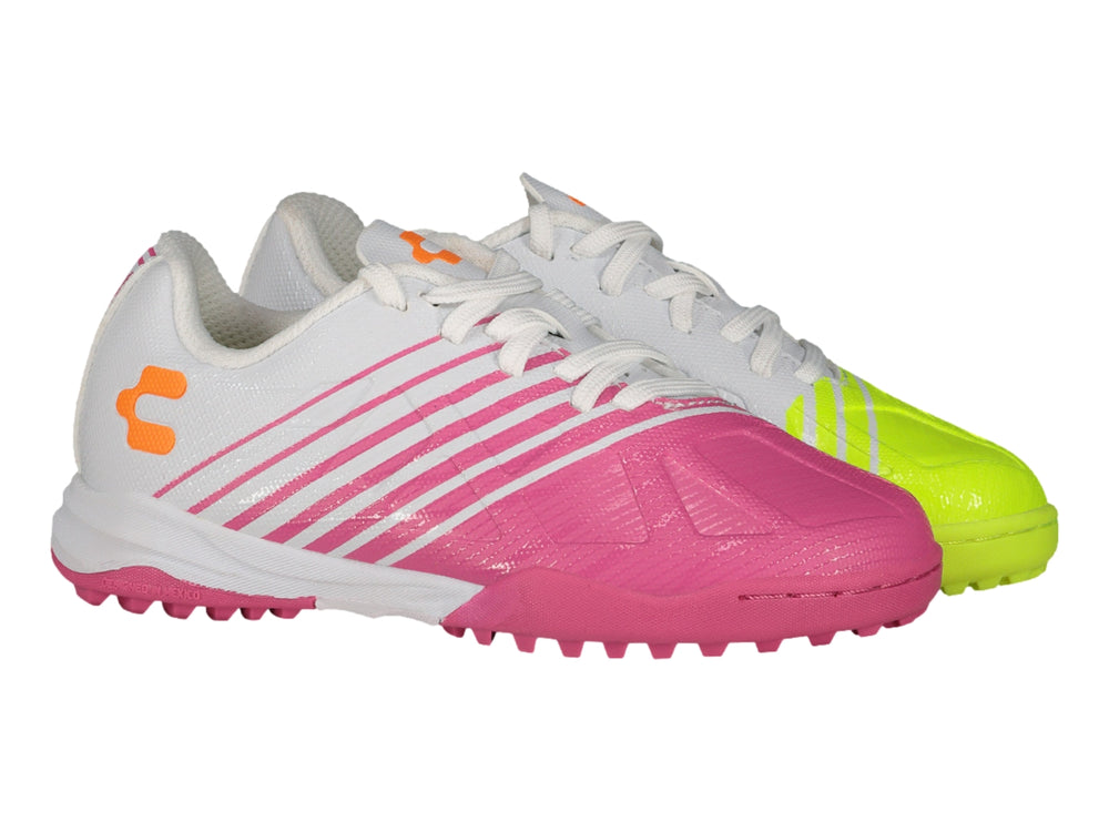 Zapato de fútbol Charly color blanco con rayas y punta en fucsia, ideal para pasto sintético.