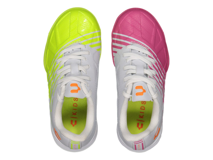 Zapato de fútbol Charly color blanco con rayas y punta en fucsia, ideal para pasto sintético.