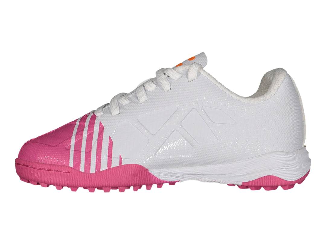 Zapato de fútbol Charly color blanco con rayas y punta en fucsia, ideal para pasto sintético.