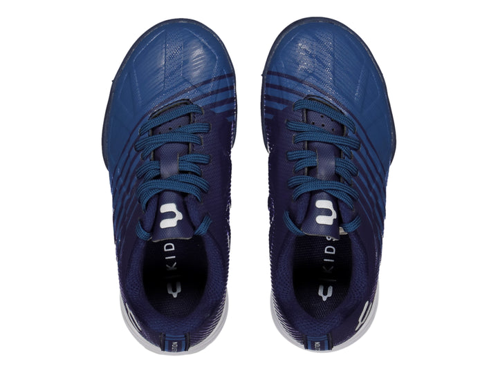 Zapato de fútbol Charly en color azul con suela blanca y azul para superficies sintéticas.