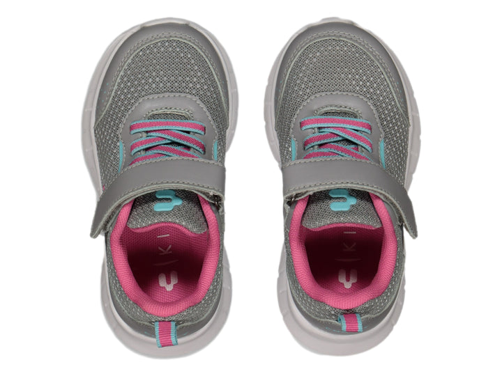 Tenis deportivos Charly color gris con detalles en rosa y suela blanca, cierre de velcro y agujetas.