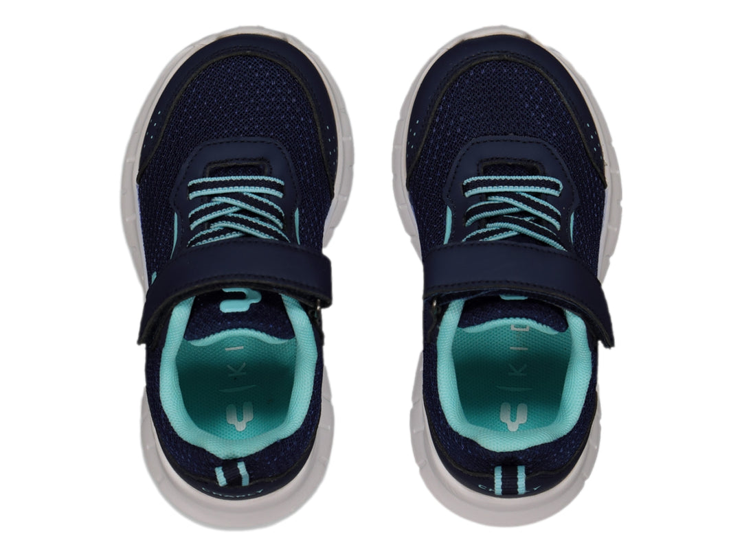Tenis deportivos Charly para niño en color azul marino con detalles en aqua y suela blanca gruesa.