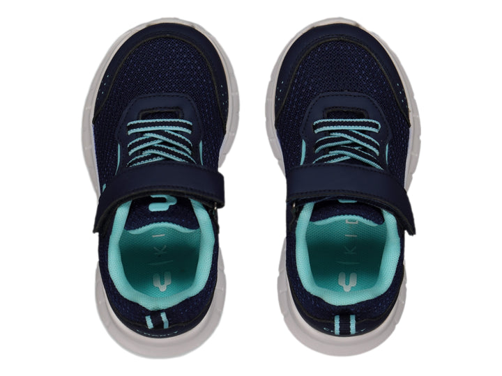 Tenis deportivos Charly para niño en color azul marino con detalles en aqua y suela blanca gruesa.