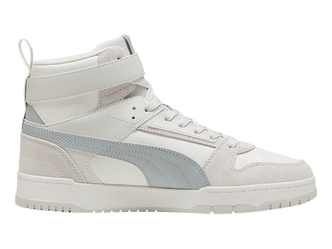 Tenis PUMA de cuello alto en colores blanco y gris con correa de velcro en el tobillo.