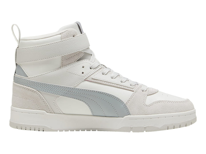 Tenis PUMA de cuello alto en colores blanco y gris con correa de velcro en el tobillo.