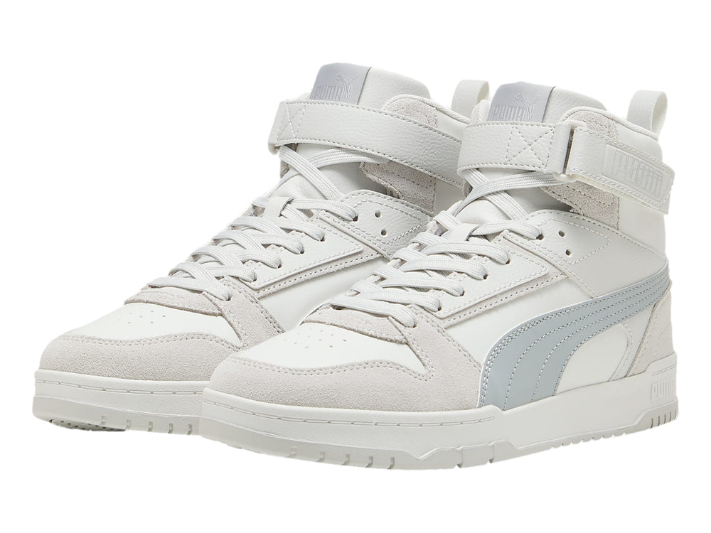 Tenis PUMA de cuello alto en colores blanco y gris con correa de velcro en el tobillo.
