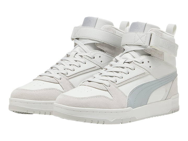 Tenis PUMA de cuello alto en colores blanco y gris con correa de velcro en el tobillo.