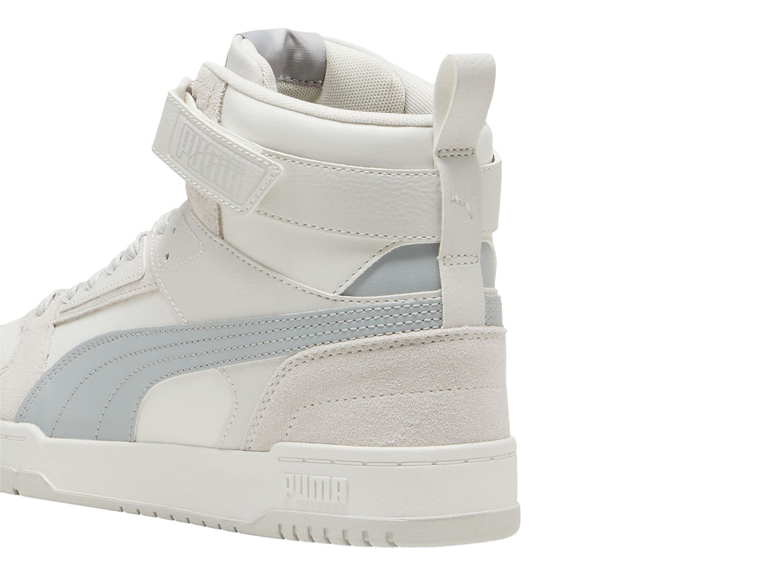 Tenis PUMA de cuello alto en colores blanco y gris con correa de velcro en el tobillo.