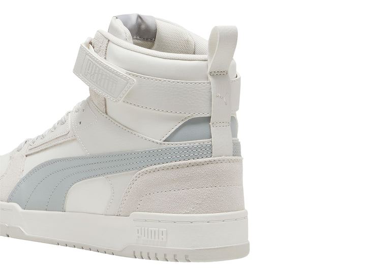 Tenis PUMA de cuello alto en colores blanco y gris con correa de velcro en el tobillo.
