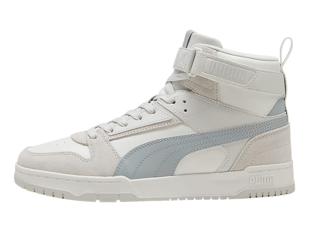 Tenis PUMA de cuello alto en colores blanco y gris con correa de velcro en el tobillo.
