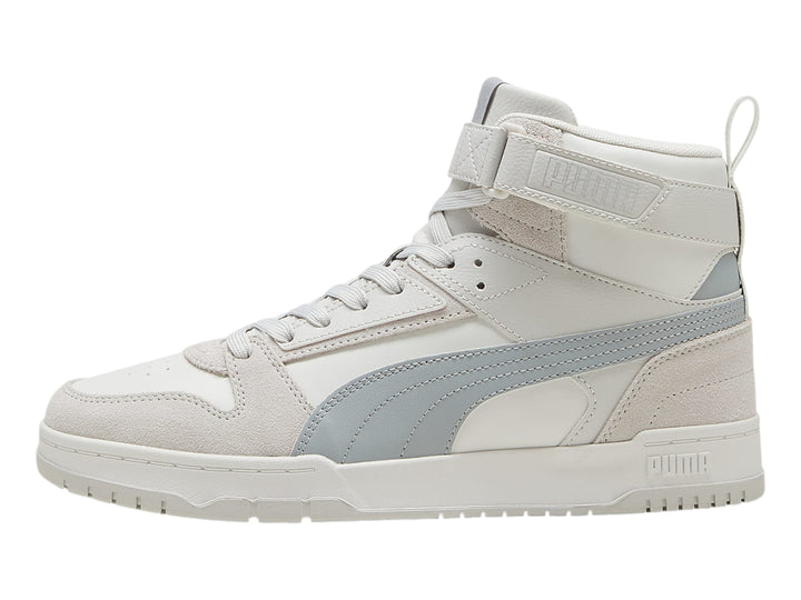 Tenis PUMA de cuello alto en colores blanco y gris con correa de velcro en el tobillo.