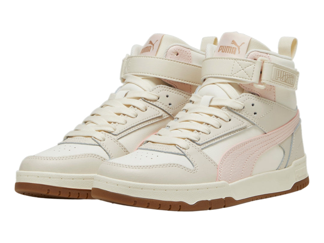 Tenis PUMA de cuello alto en color blanco hueso con detalles en rosa pastel y suela café.